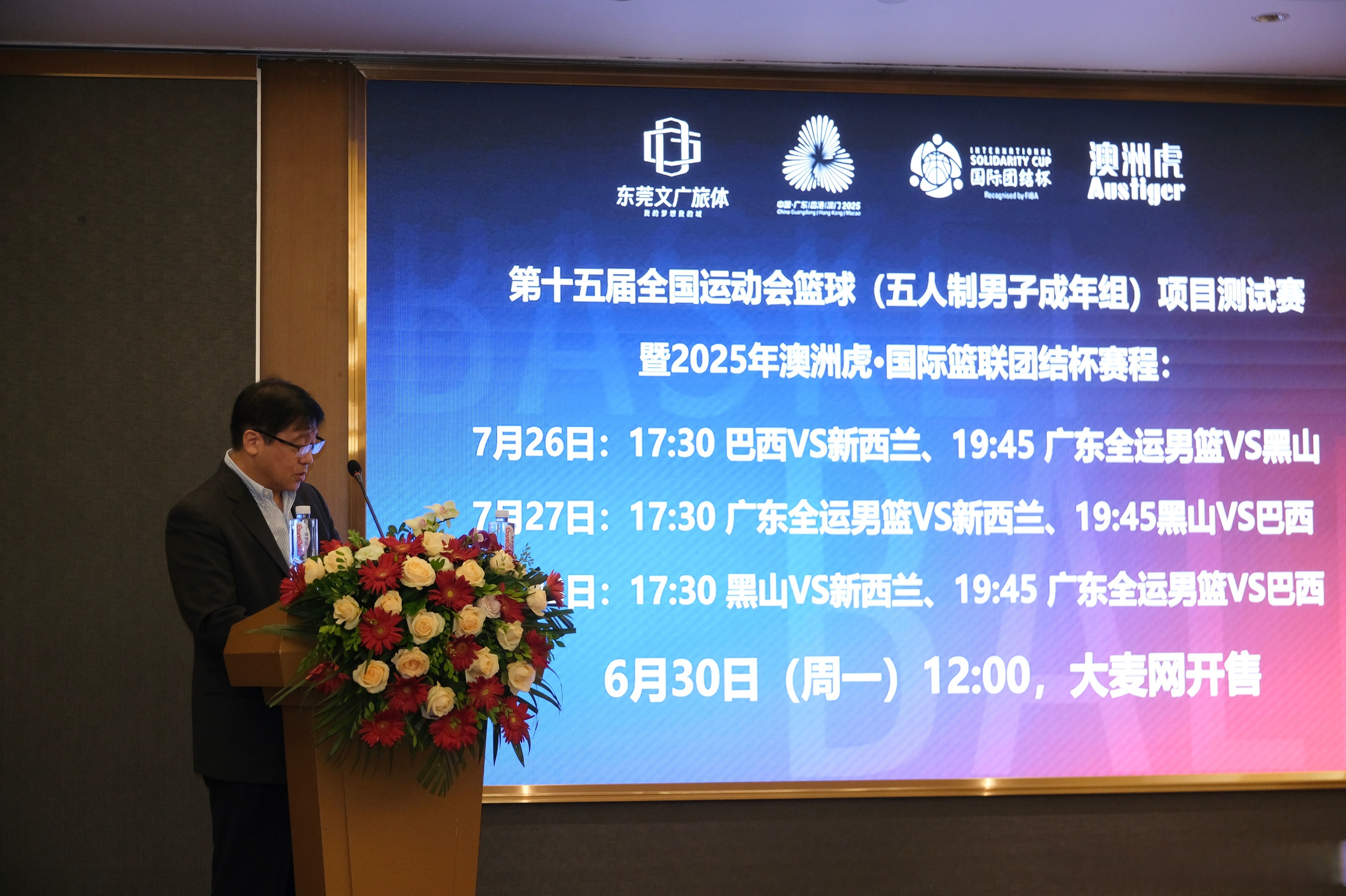 u8首页包含密尔沃基雄鹿训练开放日，赛后遗憾出局引欢呼，CBA常规赛在即，赛程密集仍需轮换的词条